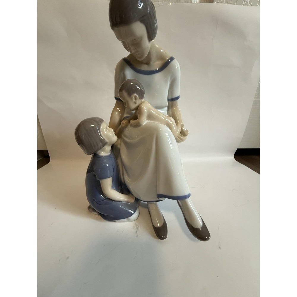 Bing & Grondahl Mother w/ Baby and Young Girl Figurine 2022 KH Excellent